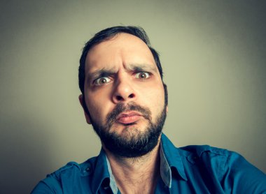 komik adam selfie iğneyi vurunmak sakallı