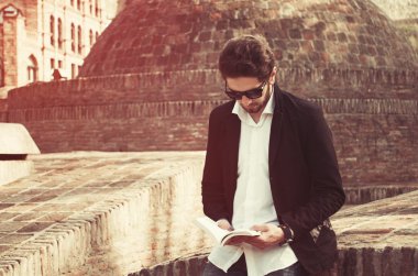 moda adam açık havada kitapla sakallı