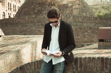 moda adam açık havada kitapla sakallı