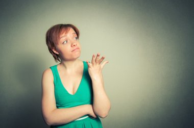 komik ifade ile sarışın kadın