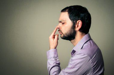 burnunu dokunmadan sakallı