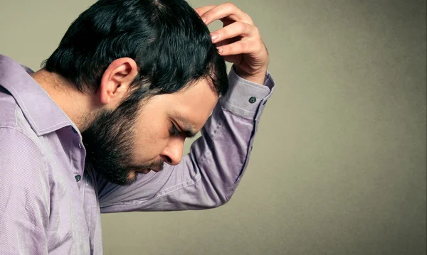 Příležitostné muž s vousy myšlení — Stock fotografie