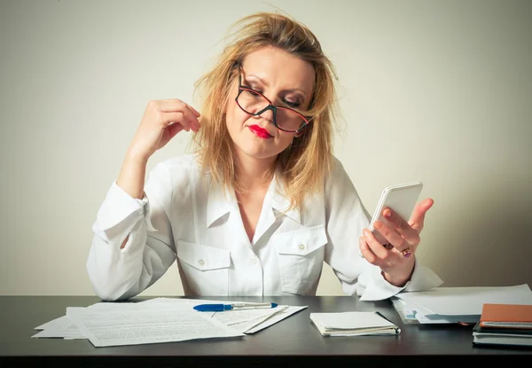 Mujer de negocios ocupada que tiene problemas — Foto de Stock