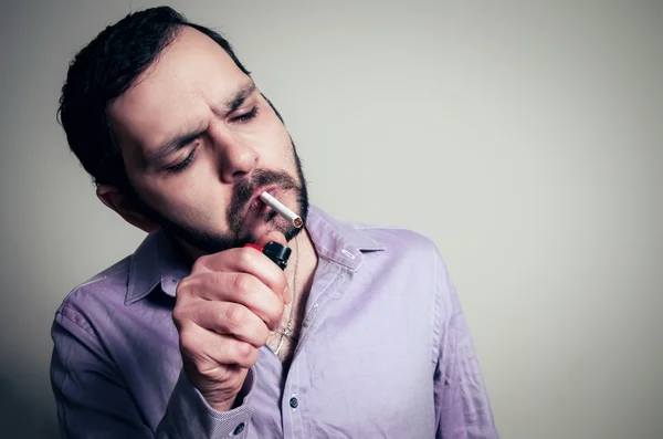 Hombre barbudo con el cigarrillo —  Fotos de Stock