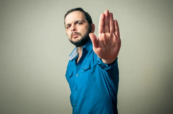 Homem com barba fazendo sinal de parada — Fotografia de Stock