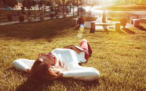 Femme blonde sur l'herbe, effet vintage — Photo