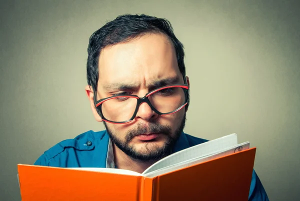 Geek con la barba lettura — Foto Stock