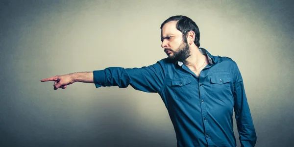 Hombre casual con la barba señalando — Foto de Stock