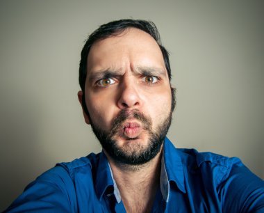 komik adam selfie iğneyi vurunmak sakallı