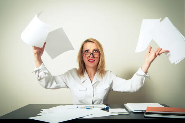 Mujer de negocios ocupada que tiene problemas — Foto de Stock