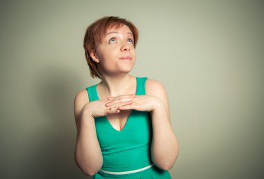 komik ifade ile sarışın kadın