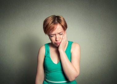 Kız çok kötü diş ağrısı vardır