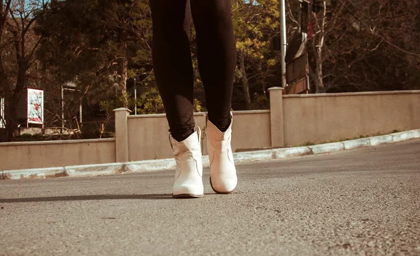 Piernas femeninas primer plano con zapatos casuales al aire libre —  Fotos de Stock