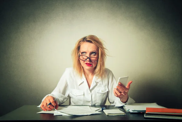 Affollata donna d'affari con problemi — Foto Stock