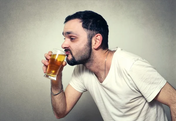 Engraçado barbudo homem beber cerveja — Fotografia de Stock
