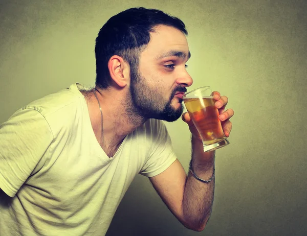 Engraçado barbudo homem beber cerveja — Fotografia de Stock