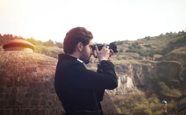 genç adam açık havada fotoğraf makinesi ile sakallı