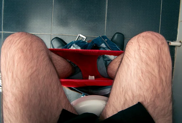 Мужские ноги в туалете — стоковое фото