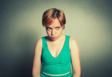 komik ifade ile sarışın kadın