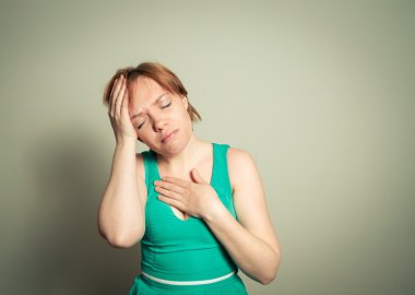 Kız korkunç bir baş ağrısı vardır