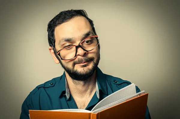 Nerd com a leitura da barba — Fotografia de Stock