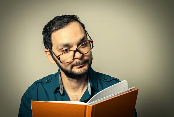 Geek con la barba lettura — Foto Stock