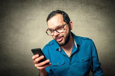 Geek sakal ve telefon ile