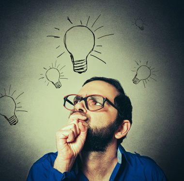 Casual adam sakal düşünce ile