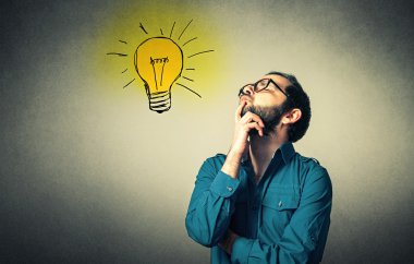 Gözlüklü komik geek bir fikri vardır