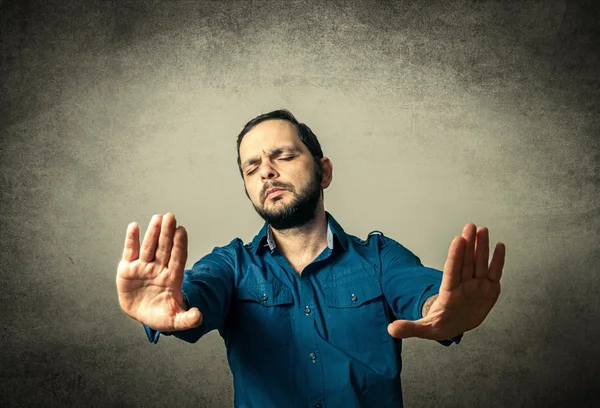 Hombre con barba haciendo señal de stop — Foto de Stock