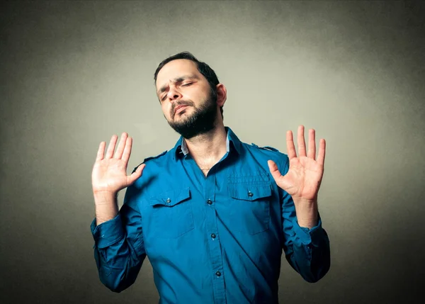 Hombre casual con la barba y la expresión divertida —  Fotos de Stock