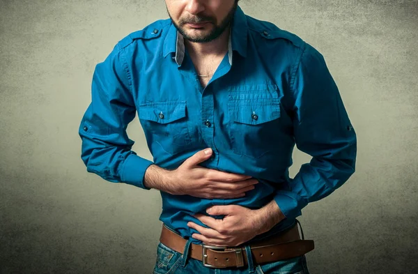 Człowiek o ból brzucha — Zdjęcie stockowe