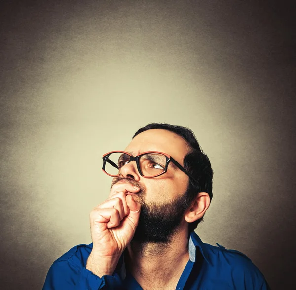 Homem casual com o pensamento da barba — Fotografia de Stock