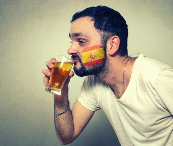 Funny bearded sport fan drinking beer — Stock Photo, Image