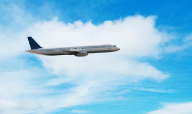 Mavi gökyüzünde bir uçak