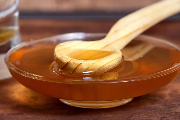 Μέλι closeup με ξύλινο κουτάλι — Φωτογραφία Αρχείου