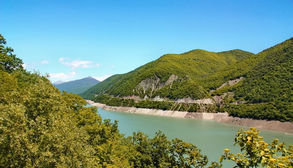 在佐治亚州的阿纳努里湖。Georgia.Caucasus — 图库照片