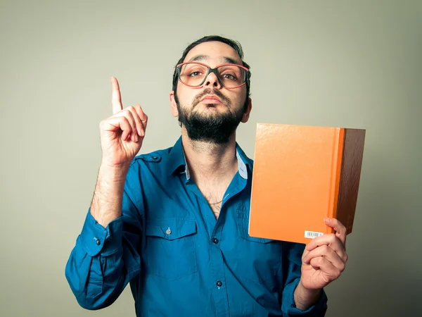 Nerd com a leitura da barba — Fotografia de Stock