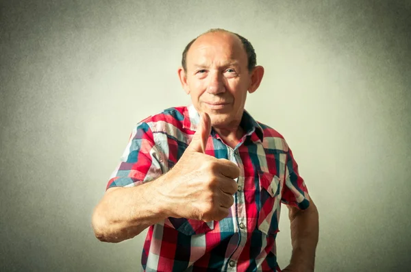 Portret śmieszne starszy człowiek robi kciuk w — Zdjęcie stockowe