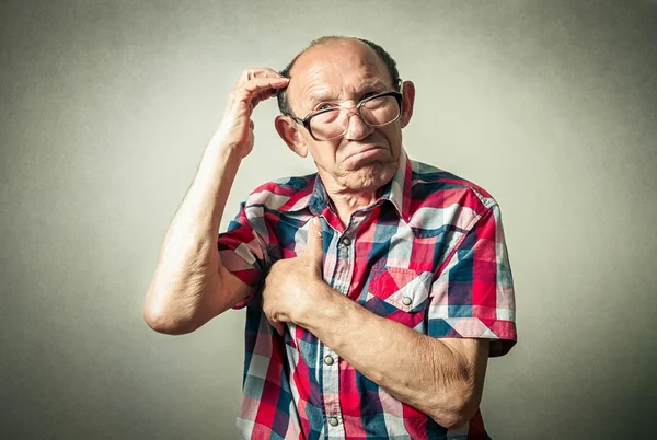 Portret śmieszne starszy człowiek myśli — Zdjęcie stockowe