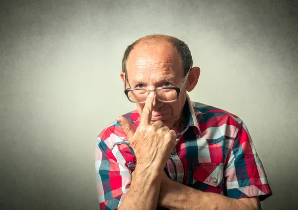 Портрет смешного пожилого человека, думающего — стоковое фото