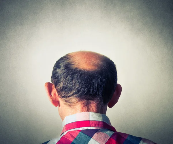 Вид сзади головы пожилого человека — стоковое фото
