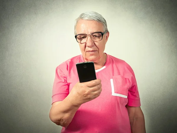 Portretul femeii în vârstă care se uită la telefon — Fotografie, imagine de stoc