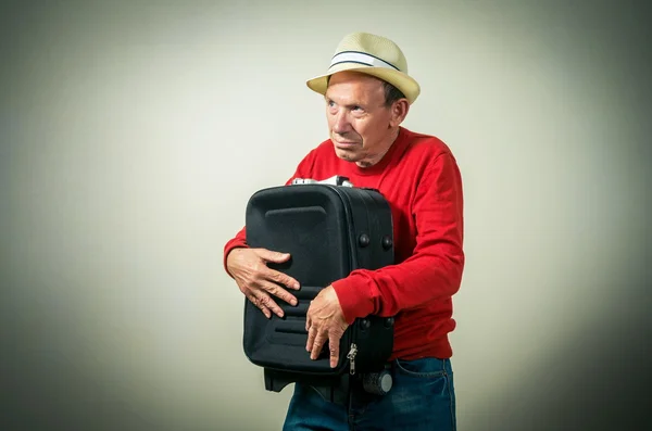 Портрет смешного пожилого человека с дорожной сумкой — стоковое фото