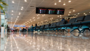 Havaalanında yolcuların soyut bulanık resim