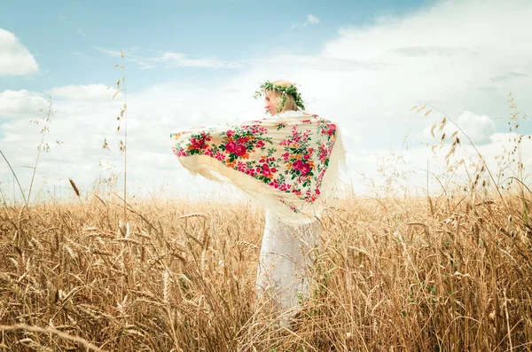 Woman  in the wheat field — Stock Photo, Image