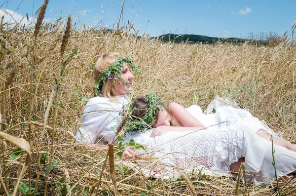 Madre e hija en el campo de trigo —  Fotos de Stock