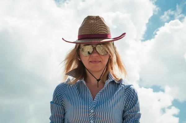 Pretty woman in cowboy hat outdoors — Stock Photo, Image