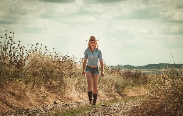 Hübsche Frau mit Cowboyhut im Freien — Stockfoto