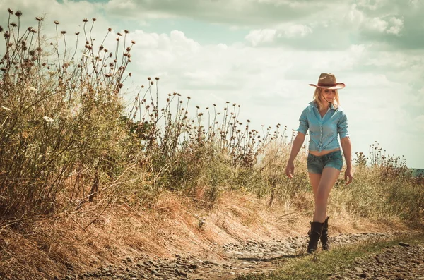 Hübsche Frau mit Cowboyhut im Freien — Stockfoto